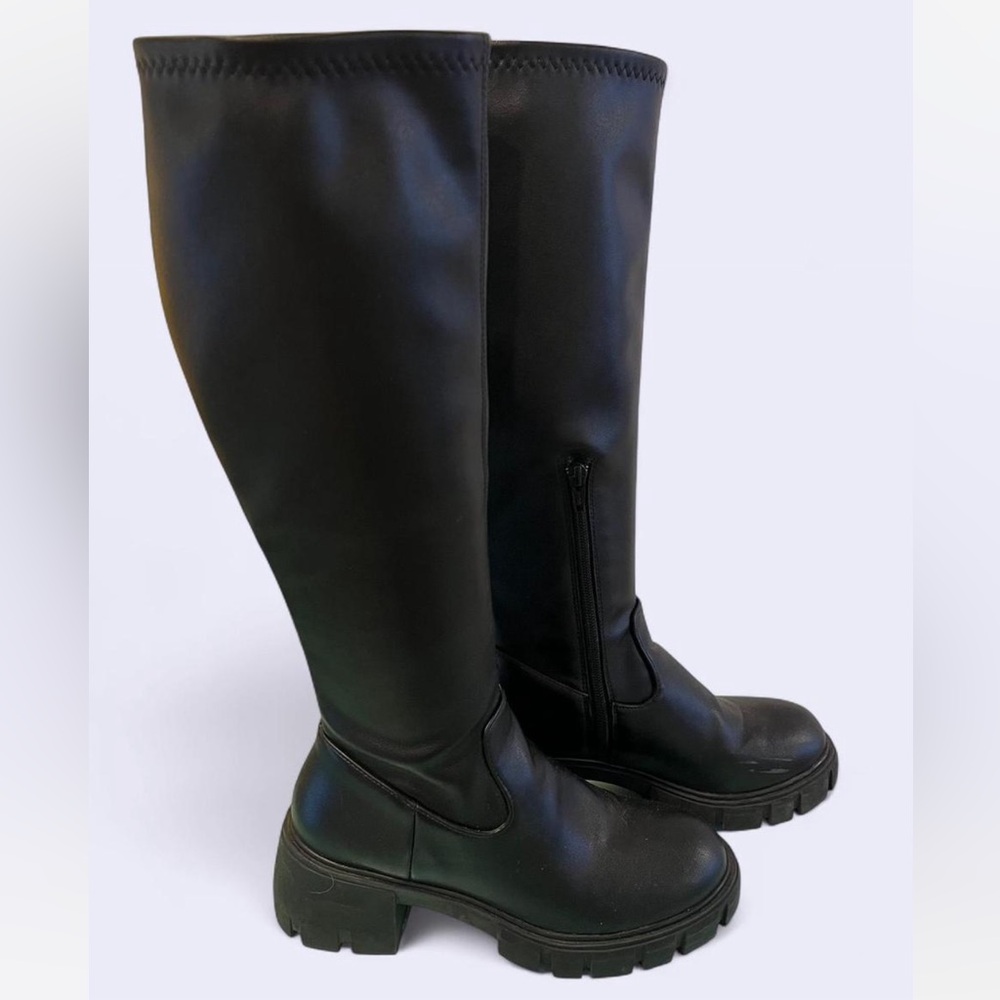 SOLD ON DEPOP 
Steve Madden Black knee-high boots with about 2.5" heel.